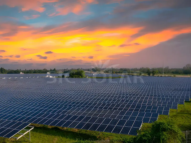 미국의 100MW 지상 장착형 태양광 패널 시스템